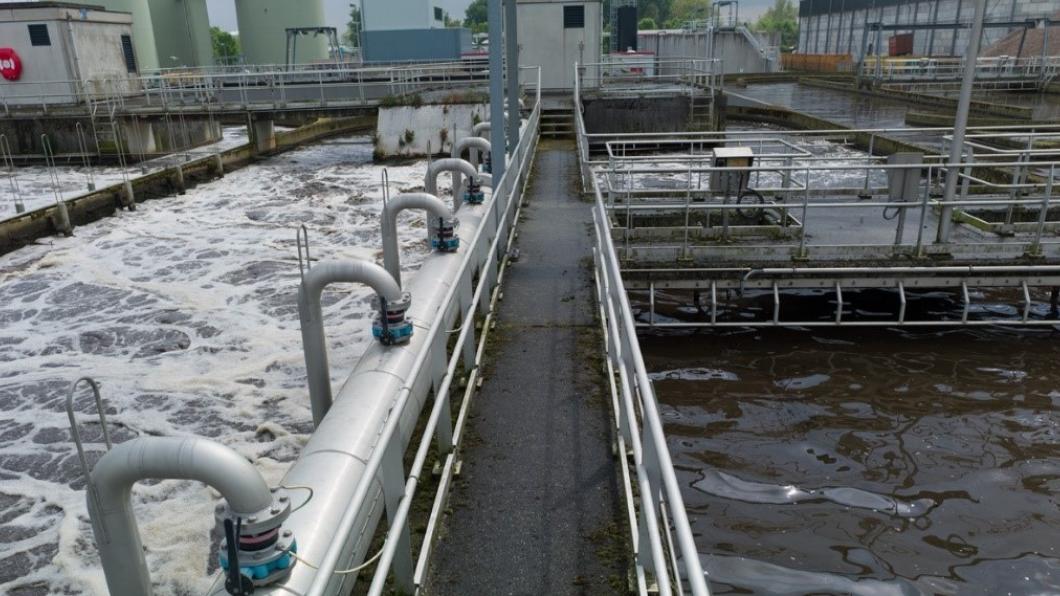 Een industrieel terrein met looppaden over water.