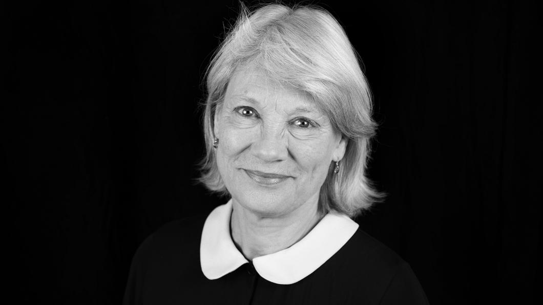 Portretfoto van Andrée van Es in zwart-wit.