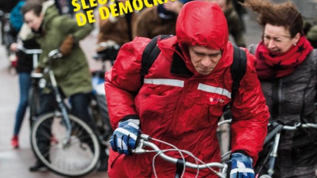 Omslag De Helling lente 2017 - sleutelen aan de democratie