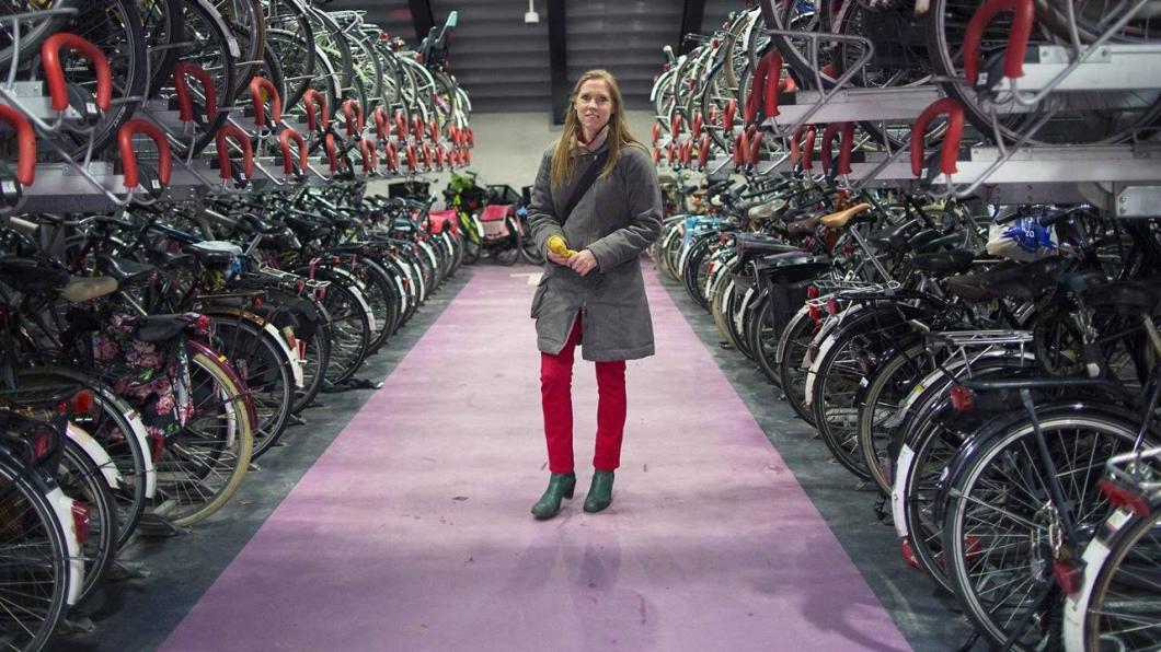 Wethouder Lot van Hooijdonk van GroenLinks Utrecht in een fietsenstalling.