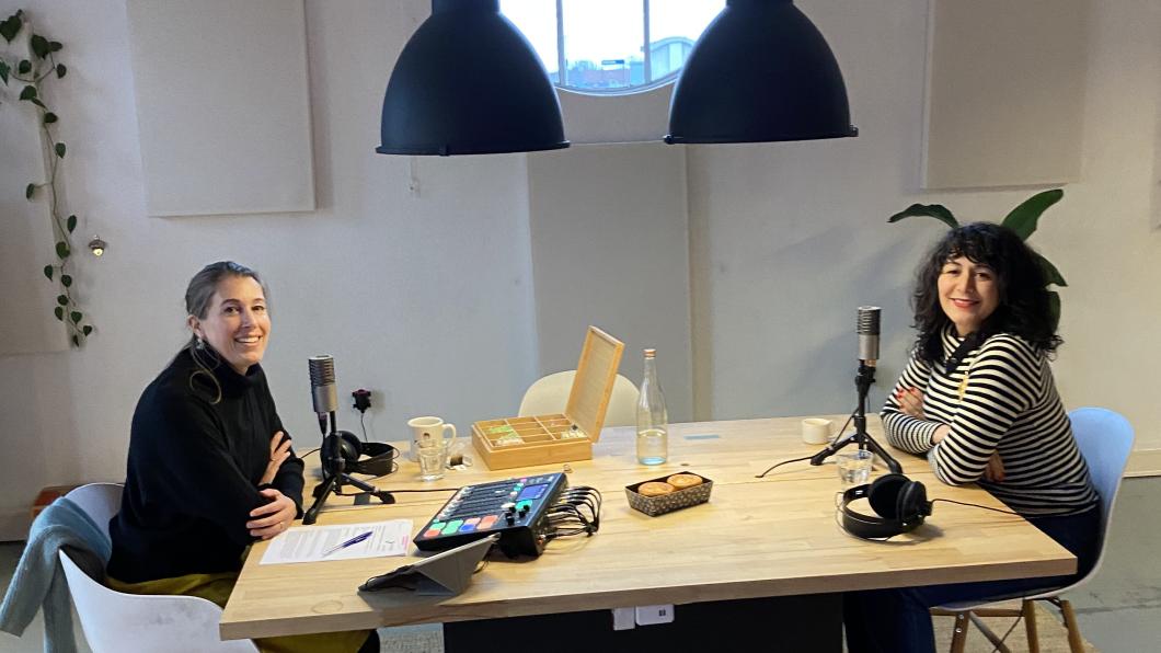 Foto van podcastopname met Corinne Ellemeet en Touria Meliani