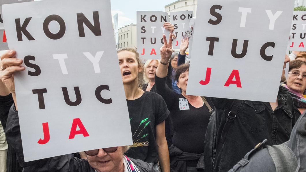 Foto van demonstratie tegen de aantasting van de onafhankelijke rechtspraak in Polen.