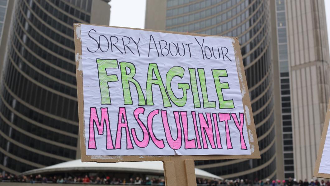 Een bord met daarop de tekst Sorry about your fragile masculinity.