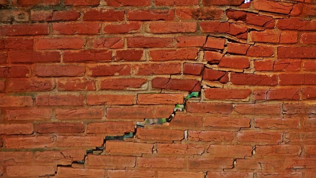 Foto van een scheur in een muur.