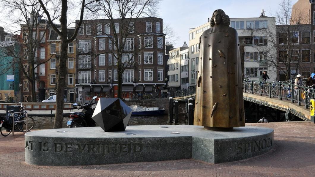 Foto van standbeeld van Spinoza.