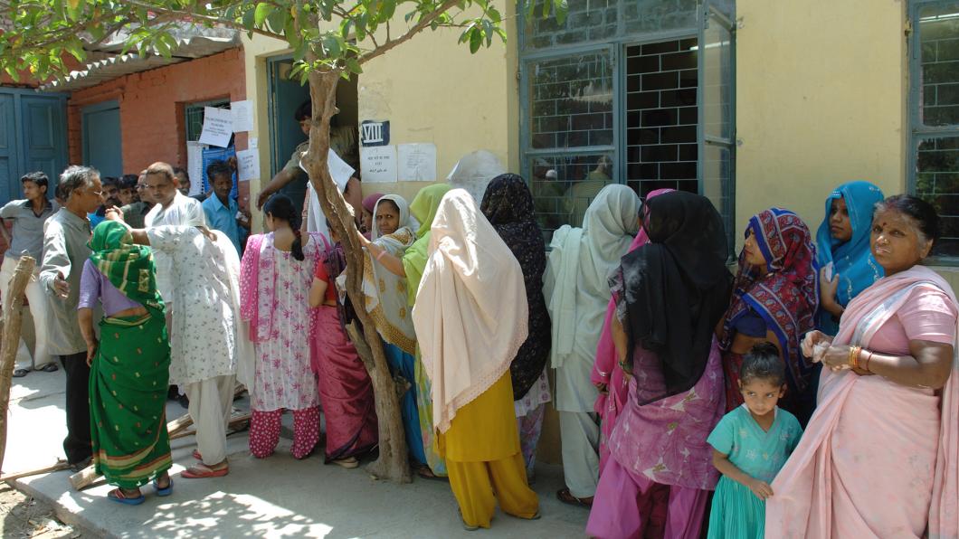 Mensen staan in de rij bij een stembureau in India.