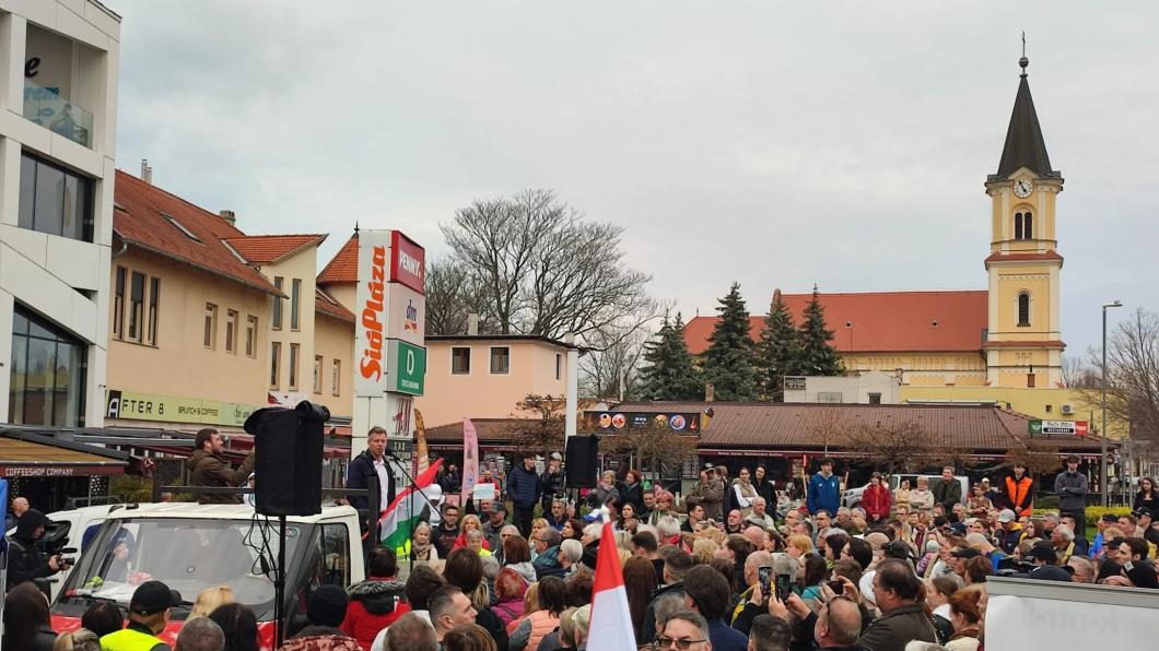 Péter Magyar tijdens een rally in Siófok
