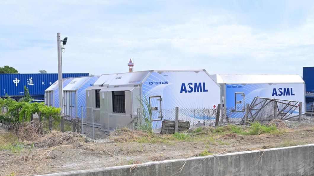 Luchtvrachtcontainers van ASML in Tainan, Taiwan, 2025.