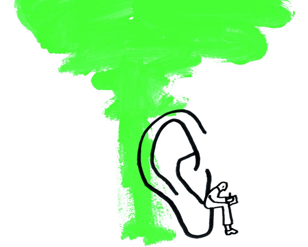 Groene boom met oor waarin een man zit te schrijven
