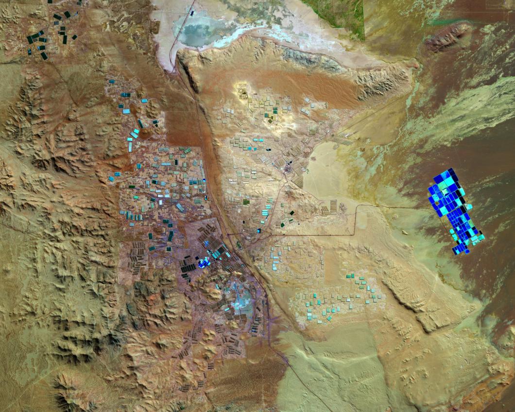 Satellietfoto van een mijn in de Atacamawoestijn
