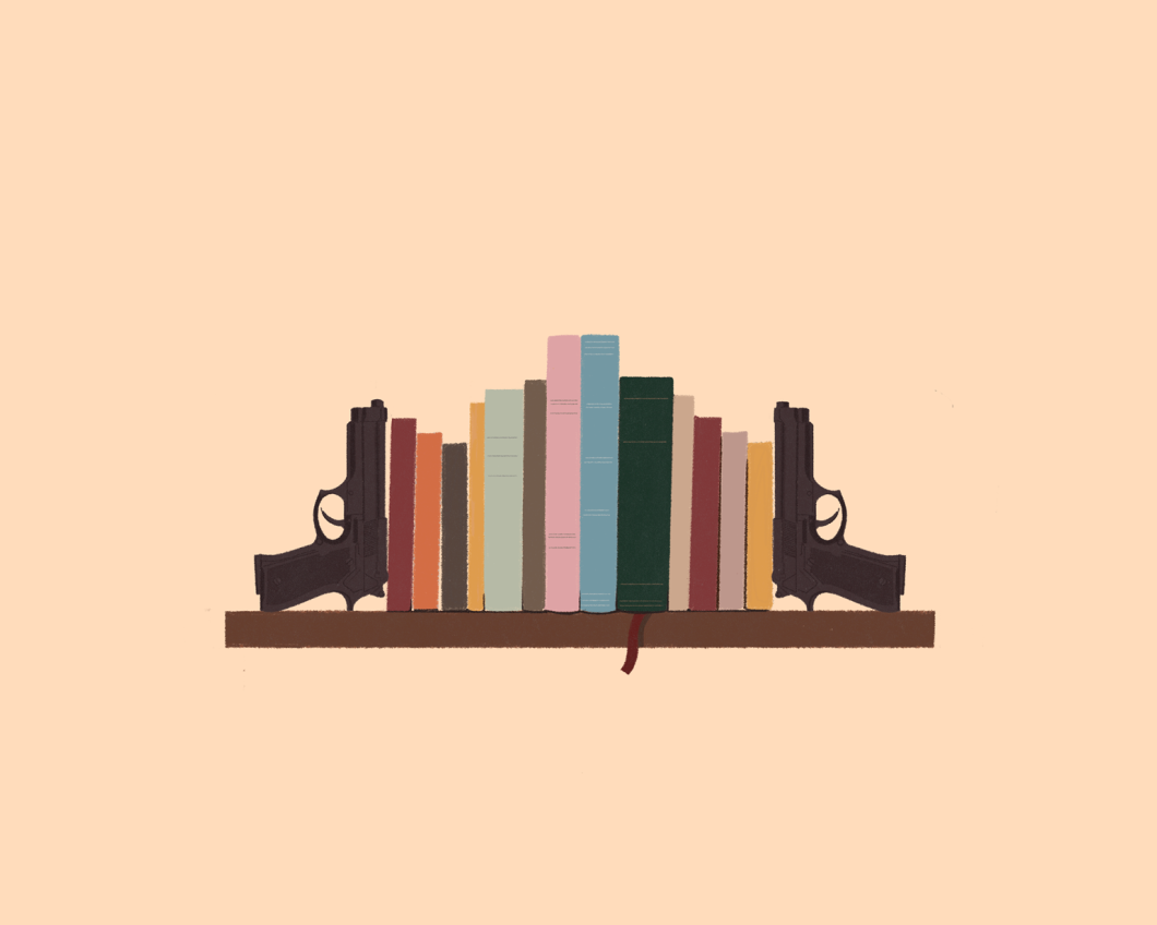 boeken op plank met pistolen als boekensteun