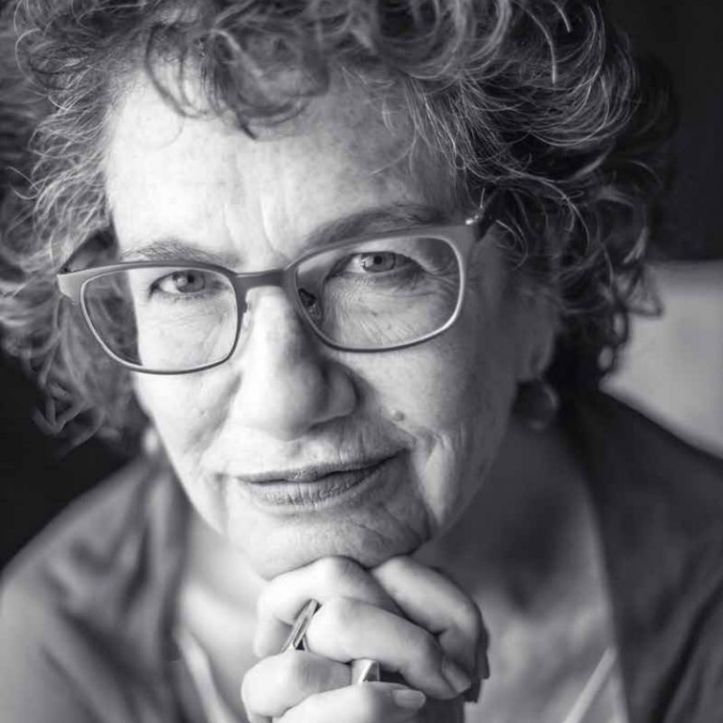 Portretfoto van Susan Neiman in zwart-wit.