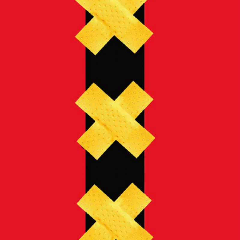 Illustratie van de Amsterdamse vlag met pleisters in de vorm van de kruizen. 