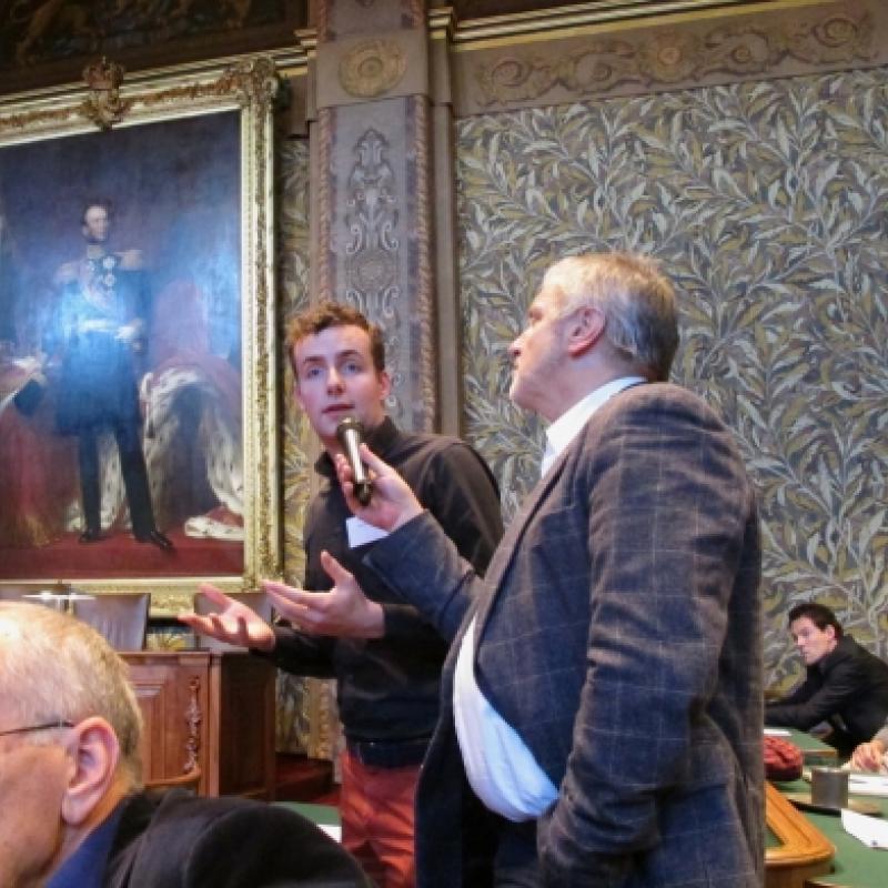 Tijdens de conferentie 'Radicale democratisering' stelt een bezoeker een vraag.