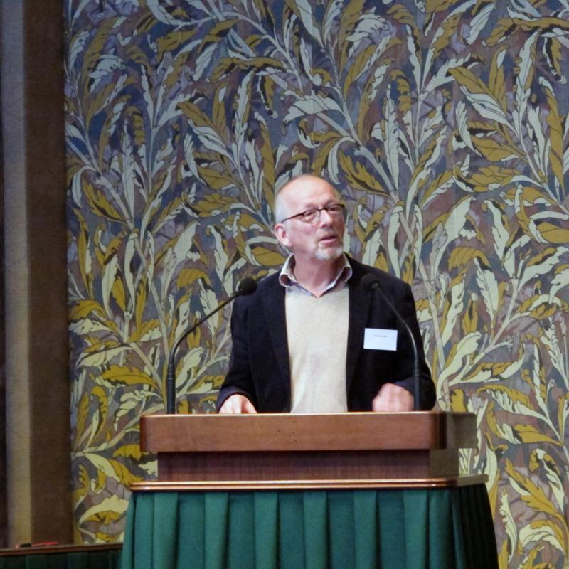 Jos van der Lans spreekt tijdens de conferentie 'Radicale democratisering'.