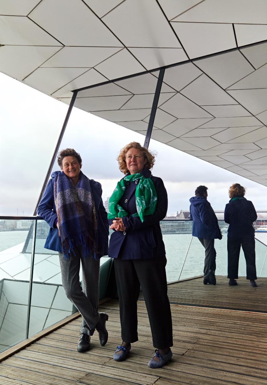 Tineke Strik en Judith Sargentini bij het Amsterdamse filmtheater EYE.