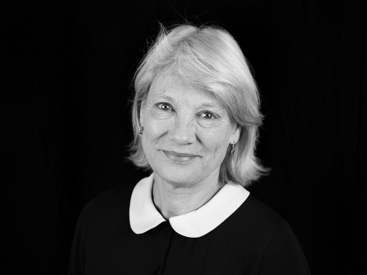 Portretfoto van Andrée van Es in zwart-wit.