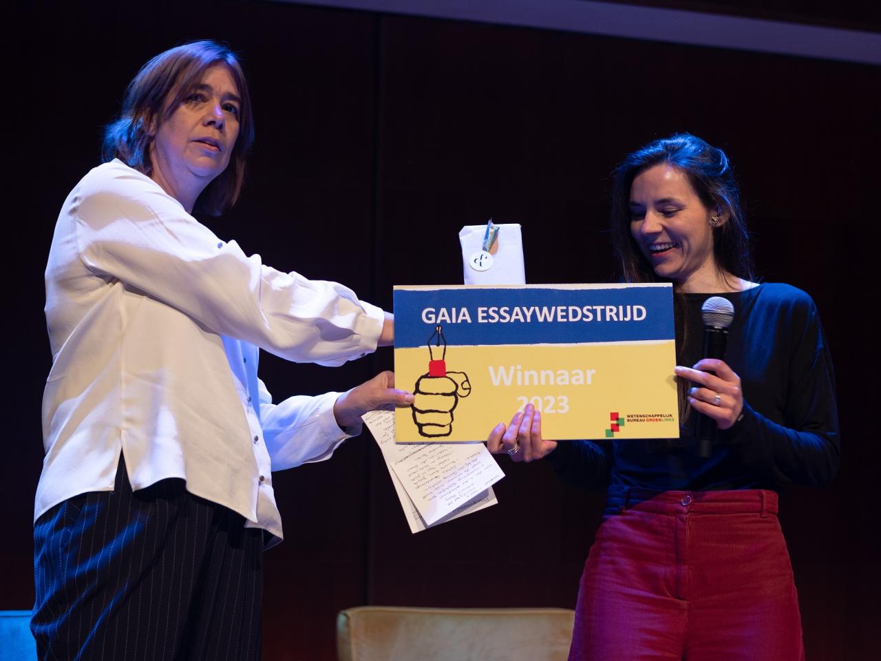 Daan Roovers overhandigt de Gaia-essayprijs aan Jolijn Hooghwinkel