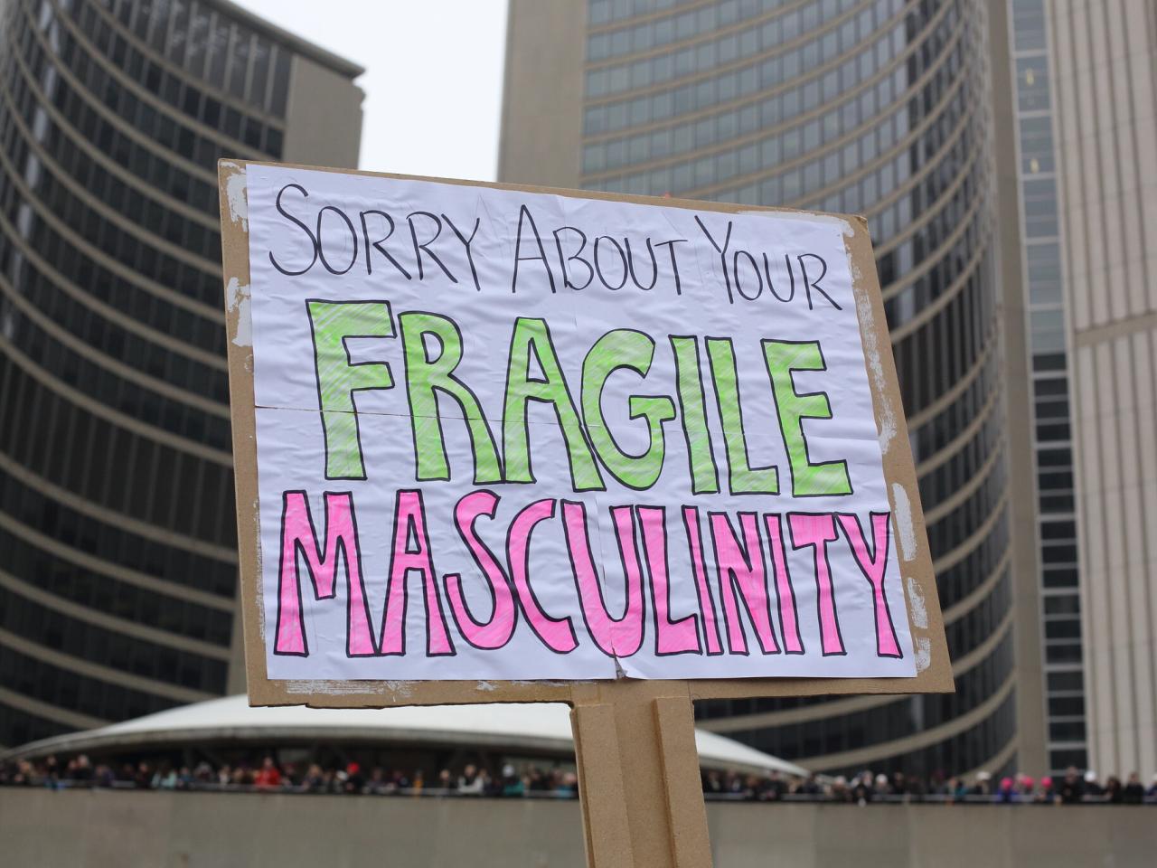 Een bord met daarop de tekst Sorry about your fragile masculinity.