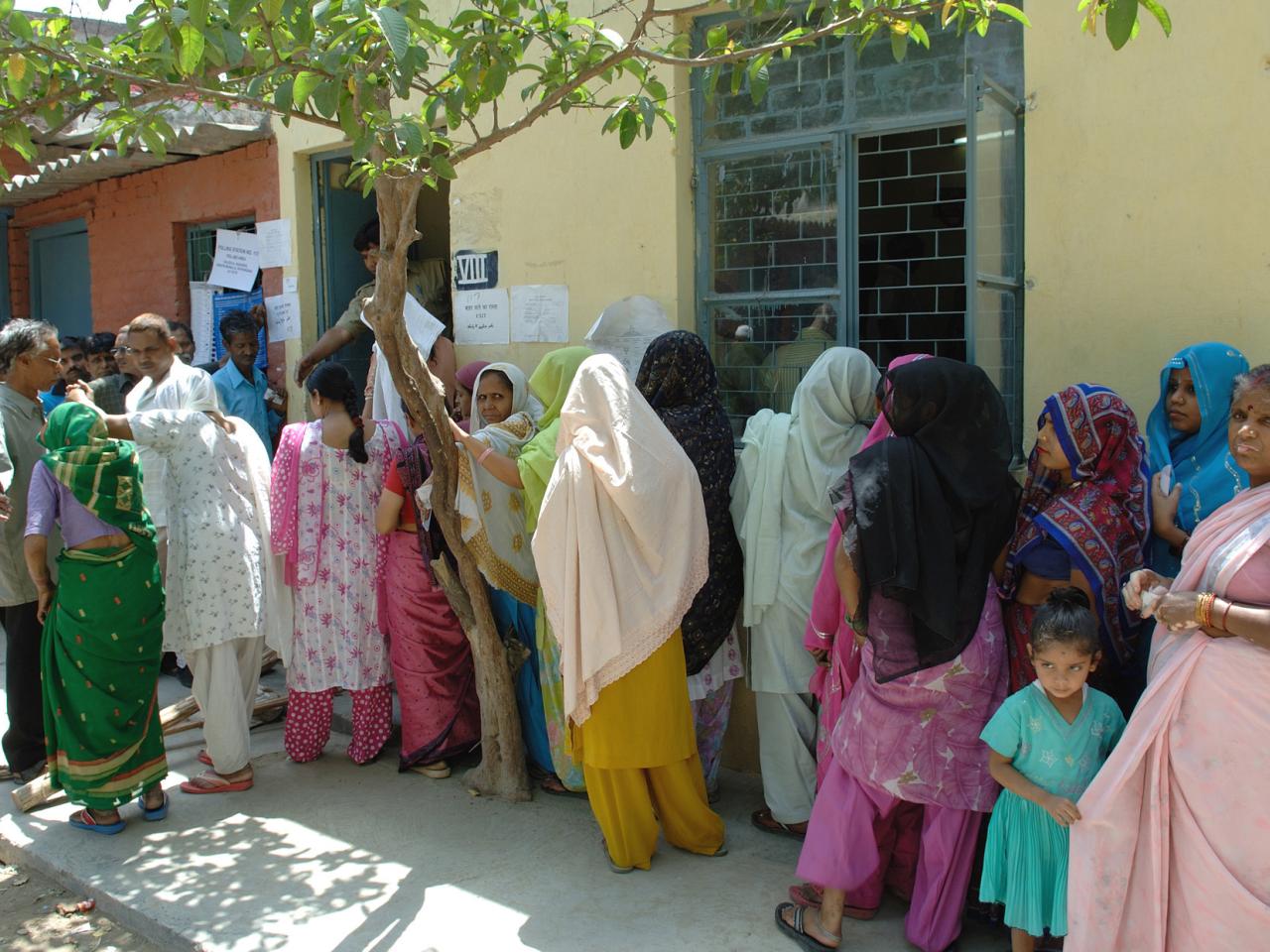Mensen staan in de rij bij een stembureau in India.
