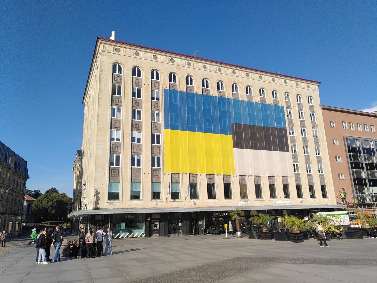 Solidariteit met Oekraïne in Tallinn, Estland: de Oekraïense vlag naast de Estse vlag op een groot gebouw