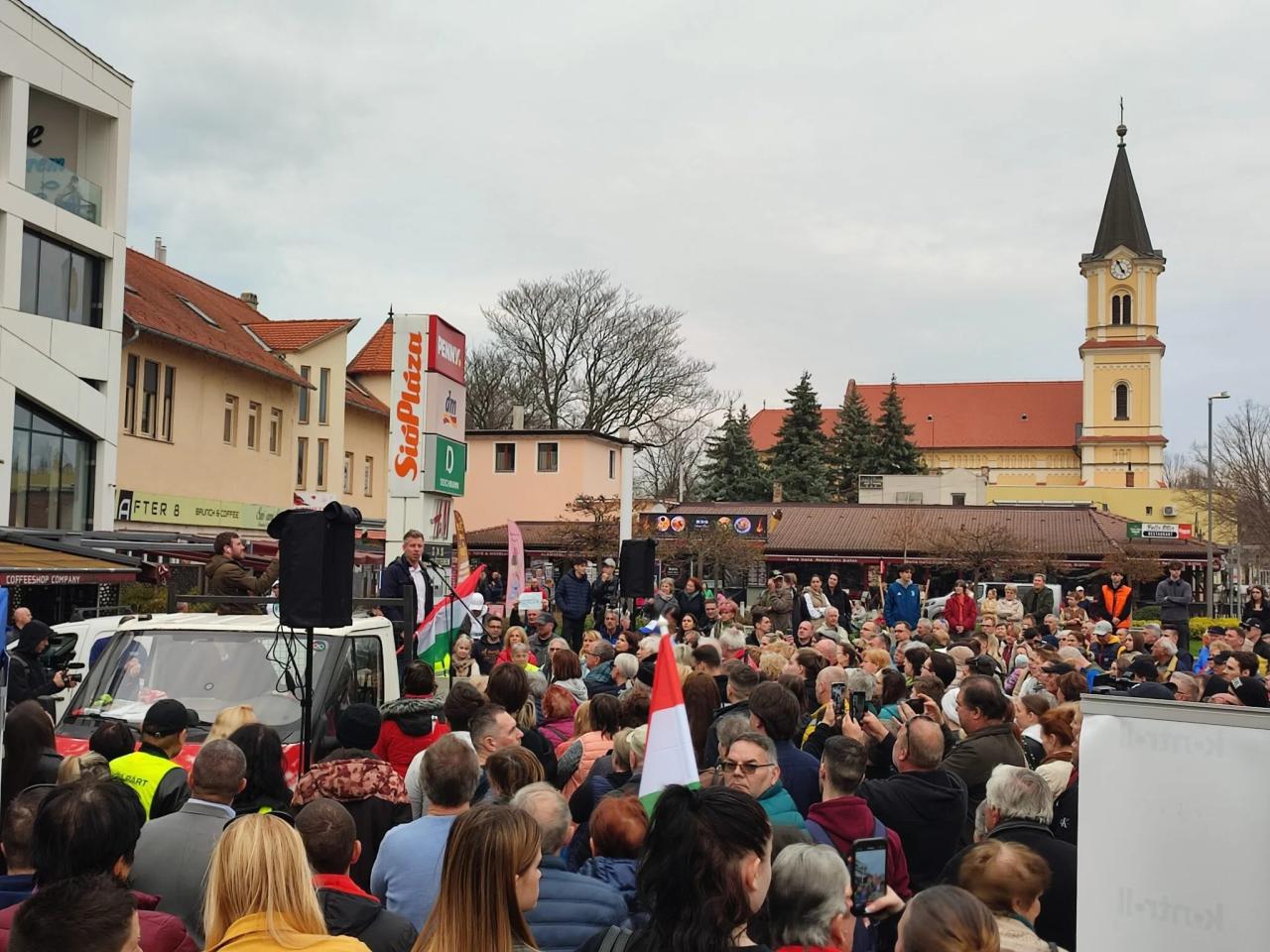 Péter Magyar tijdens een rally in Siófok