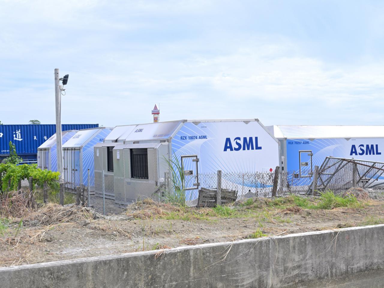 Luchtvrachtcontainers van ASML in Tainan, Taiwan, 2025.