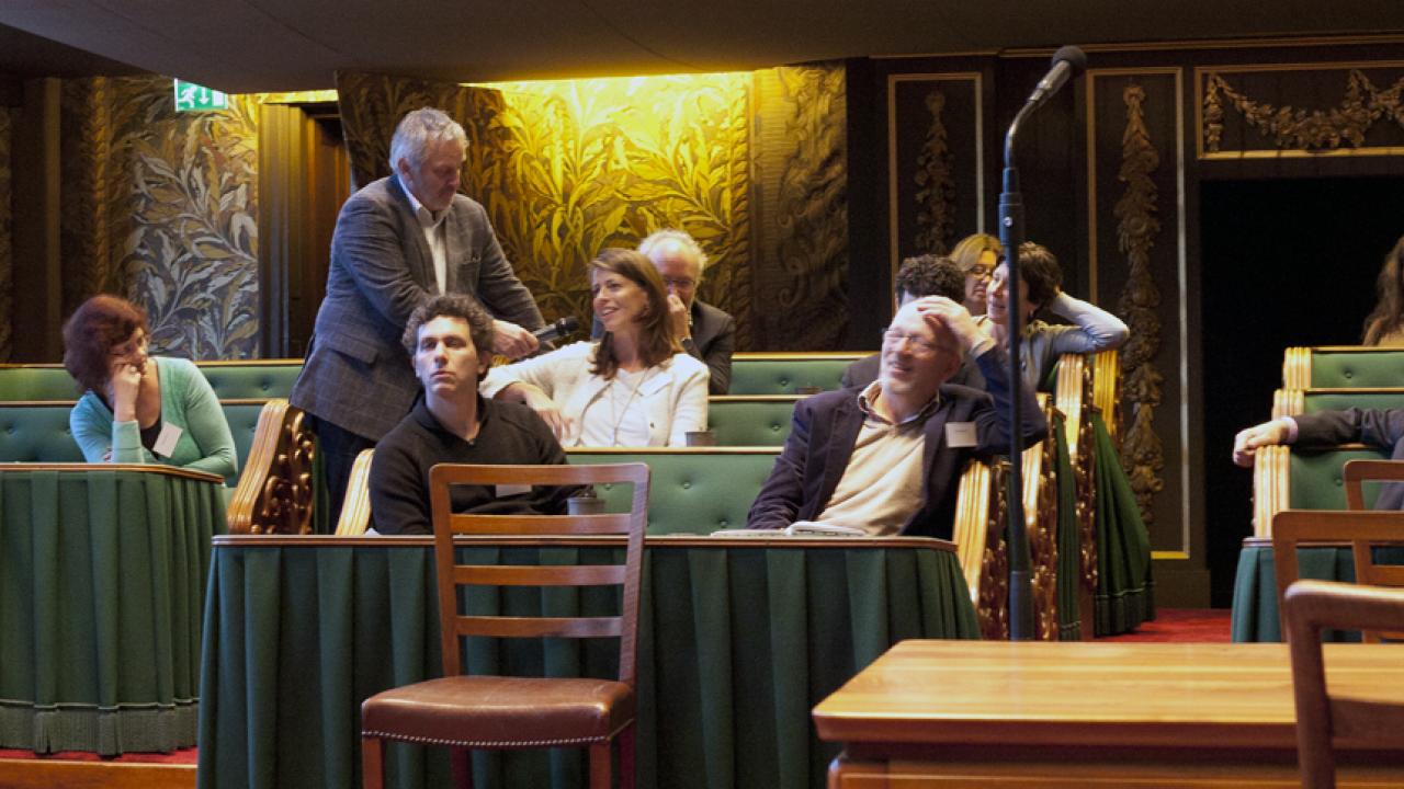 Tijdens de conferentie 'Radicale democratisering' stelt een bezoeker een vraag.