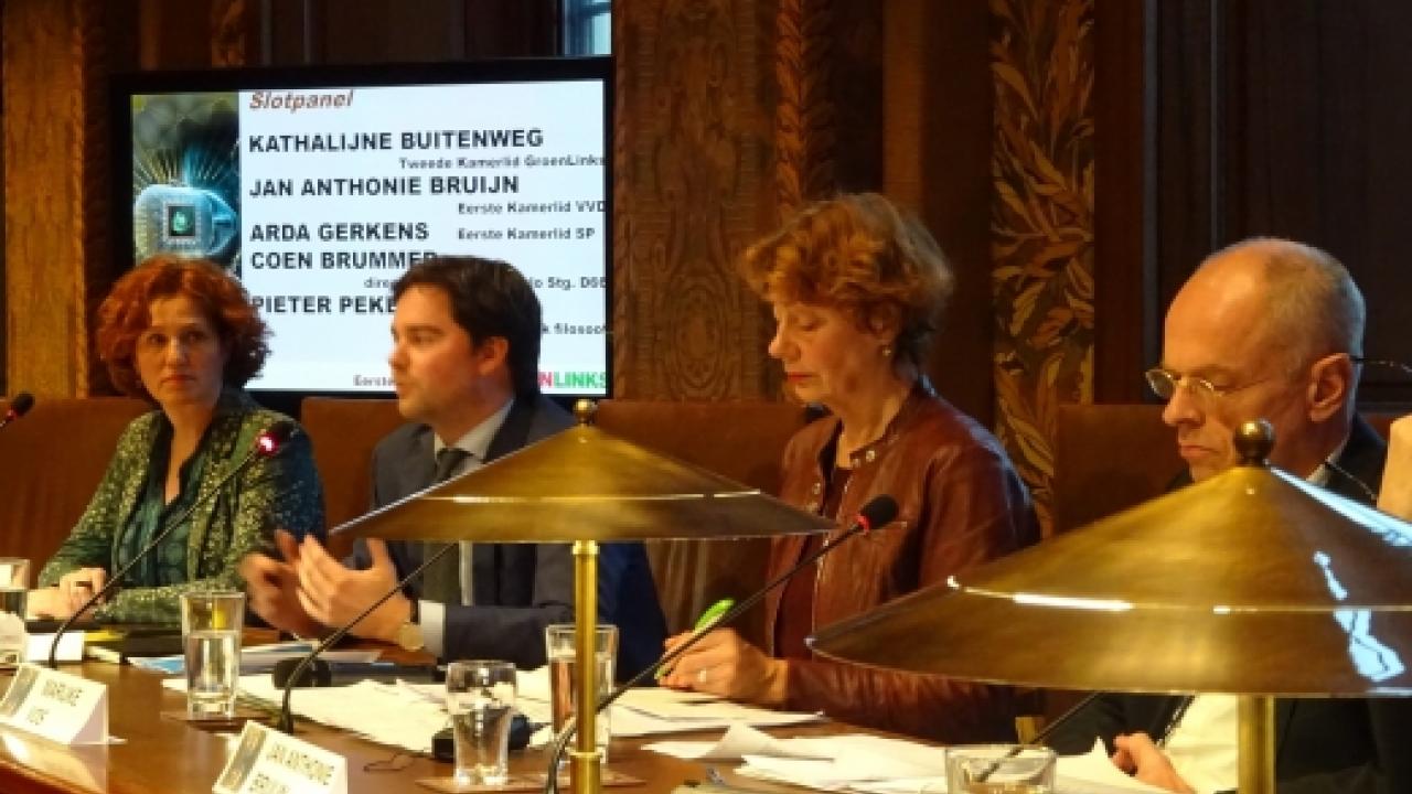 Enkele deelnemers aan het slotpanel: Kathalijne Buitenweg, Coen Brummer, Marijke Vos (dagvoorzitter) en Jan Anthonie Bruijn.