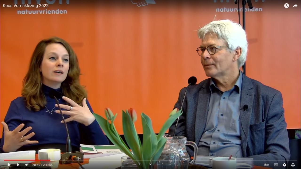 Noortje Thijssen en Ferd Crone houden de Koos Vorrinklezing