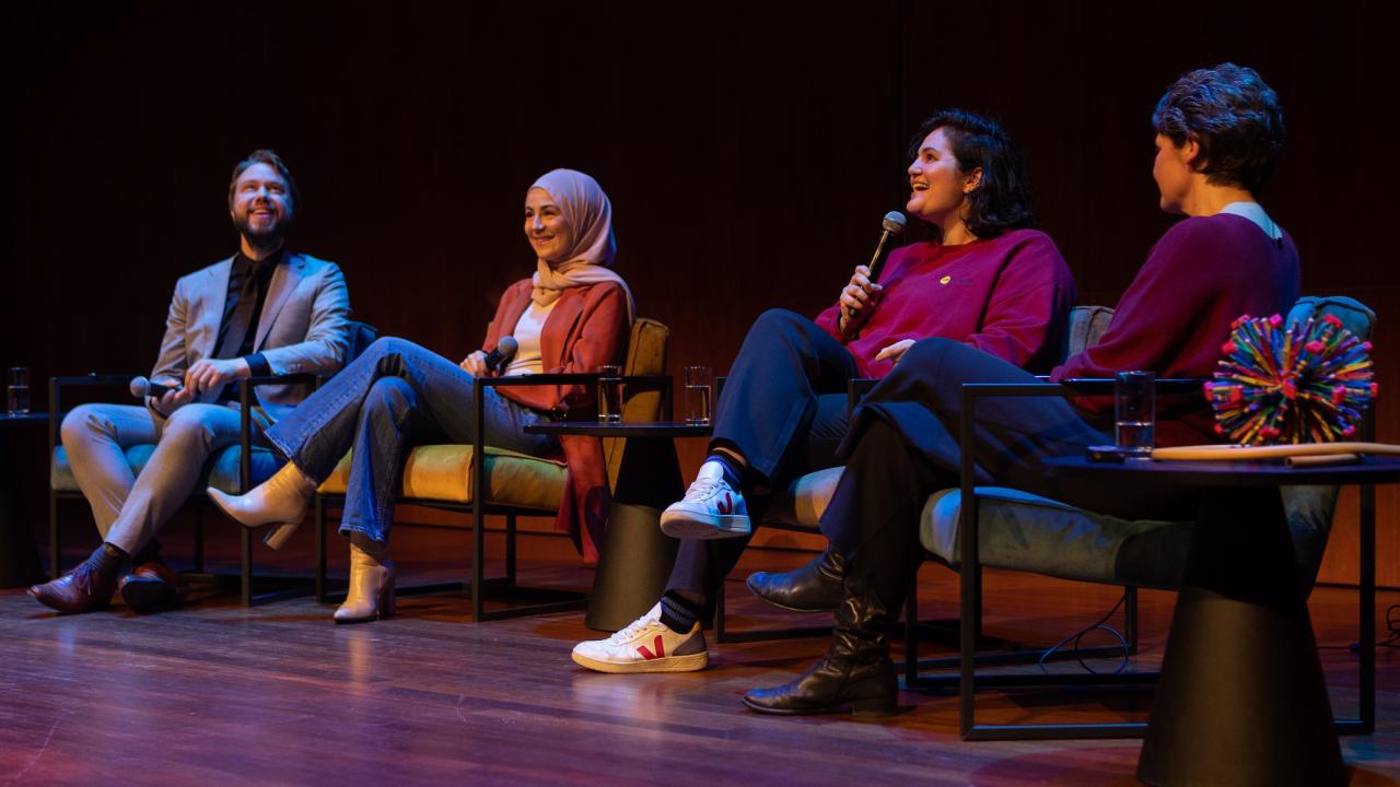 Paul Schenderling, Yasmin Ait Abderrahman, Senna Maatoug en Kate Raworth. Foto: Noes Petiet.